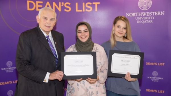 عميد جامعة نورثويسترن في قطر مع الطالبة ندى البدير والطالبة أمينة نيكسيك عميد جامعة نورثويسترن في قطر مع الطالبة ندى البدير والطالبة أمينة نيكسيك