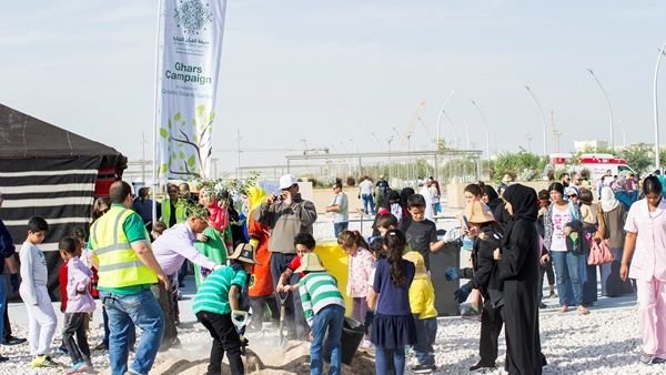 المشاركون يغرسون الأشجار بالمدينة التعليمية في سياق حملة غرس التي تنظمها حديقة القرآن النباتية