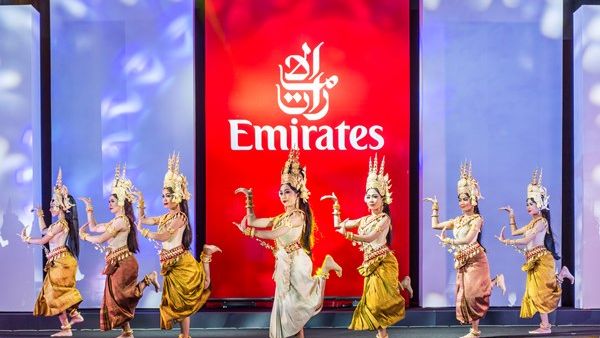 رقصة تقليدية كمبودية خلال الحفل الذي أقامته طيران الإمارات في فنوم بنه.