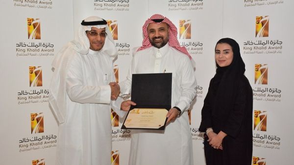 خلال إستلام الجائزة