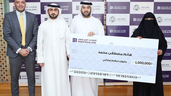 Kunooz Winner Ms. Hanim Mustafa Mohamed receiving the Dh1 million Grand Prize from Emirates Islamic Kunooz Winner Ms. Hanim Mustafa Mohamed receiving the Dh1 million Grand Prize from Emirates Islamic