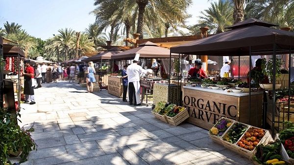 وتتميز هذه الخضروات الطازجة بالمذاق الطبيعي الشهي لمنح الضيوف من عُشّاق النكهات اللذيذة فرصة الاستمتاع بتجربة الترفيه المطلق في عالم الطهي الحي الفاخر.
