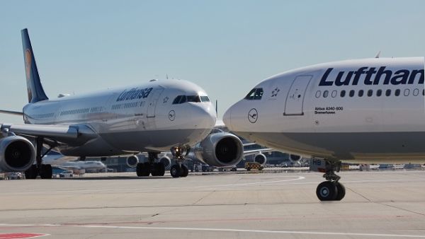 Three Airbus A320 are being moved from the Frankfurt hub to Munich to support the expansion of feeder traffic while three smaller Bombardier CRJ900 will be transferred from Munich to Frankfurt in exchange. Three Airbus A320 are being moved from the Frankfurt hub to Munich to support the expansion of feeder traffic while three smaller Bombardier CRJ900 will be transferred from Munich to Frankfurt in exchange.
