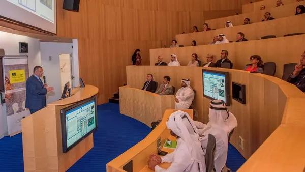 أعضاء في مجتمع البحوث بمؤسسة قطر خلال مشاركتهم في جلسة "حوار البحوث" التي نظمها واستضافها قطاع البحوث والتطوير بمؤسسة قطر