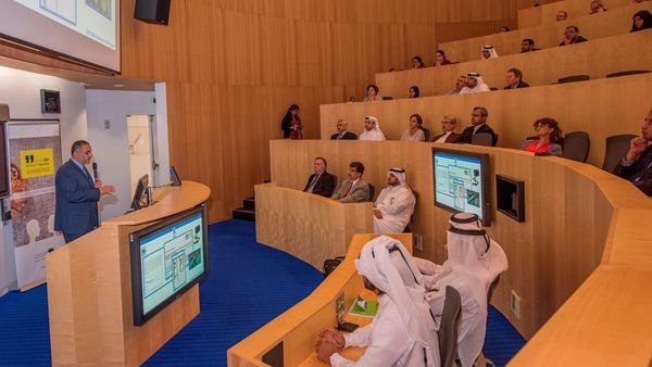 أعضاء في مجتمع البحوث بمؤسسة قطر خلال مشاركتهم في جلسة "حوار البحوث" التي نظمها واستضافها قطاع البحوث والتطوير بمؤسسة قطر