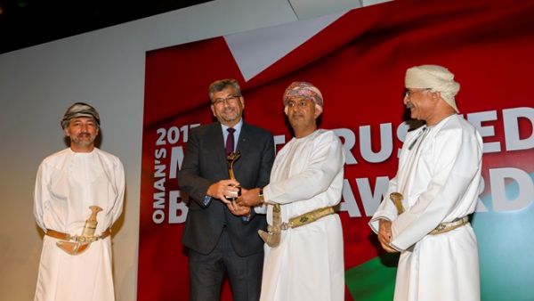 خلال إستلام الجائزة خلال إستلام الجائزة