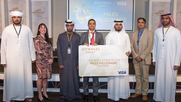 عدد من الفائزين والمضيفين في حفل مكافآت مليونير الأميال. عدد من الفائزين والمضيفين في حفل مكافآت مليونير الأميال.