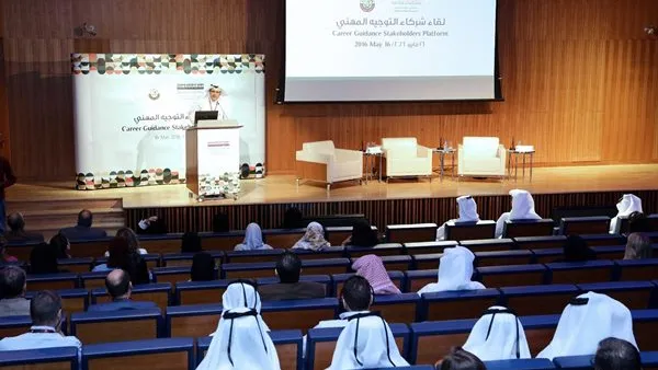 السيد عبد الله أحمد المنصوري، المدير التنفيذي لمركز معرض قطر المهني، يُلقي الكلمة الافتتاحية للقاء شركاء التوجيه المهني