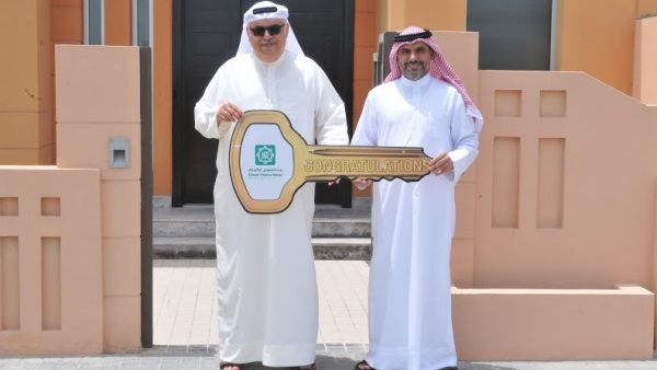 Mr. Hasan AbuAli, Senior Branches Manager-KFH-Bahrain handing Mr. Hasan AlNaser the villa’s key.