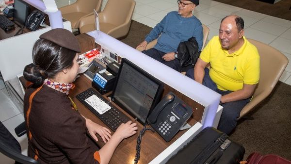 مبارك الجنيبي وجمعة الجنيبي، في مكتب إتمام إجراءات السفر للدرجات الممتازة في الاتحاد للطيران للحصول على الترقية إلى درجة رجال الأعمال لرحلتهم إلى لندن مبارك الجنيبي وجمعة الجنيبي، في مكتب إتمام إجراءات السفر للدرجات الممتازة في الاتحاد للطيران للحصول على الترقية إلى درجة رجال الأعمال لرحلتهم إلى لندن