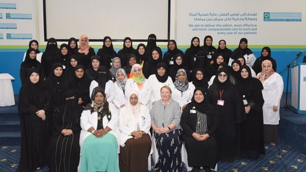 أشادت الدكتورة نيكولا رايلي، الرئيس التنفيذي للتمريض في مؤسسة حمد الطبية بالدور المحوري الذي تؤديه أكثر من 8800 من كوادر التمريض والقبالة. أشادت الدكتورة نيكولا رايلي، الرئيس التنفيذي للتمريض في مؤسسة حمد الطبية بالدور المحوري الذي تؤديه أكثر من 8800 من كوادر التمريض والقبالة.