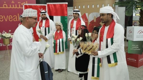 Sharjah Airport staff greeted Omani passengers visiting the United Arab Emirates (UAE) with souvenirs and flowers. Sharjah Airport staff greeted Omani passengers visiting the United Arab Emirates (UAE) with souvenirs and flowers.