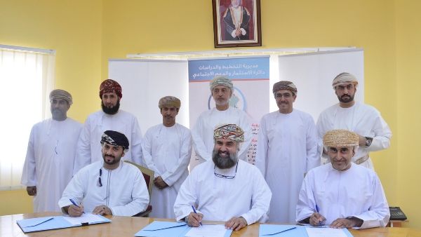 A signing ceremony was held with attendance of HE Sheikh Mohammad bin Said Al Kalbani, Minister of Social Development, and Mulhilm bin Bashir Al Jarf, Chairman of Oman Oil Marketing Company’s Board of Directors. A signing ceremony was held with attendance of HE Sheikh Mohammad bin Said Al Kalbani, Minister of Social Development, and Mulhilm bin Bashir Al Jarf, Chairman of Oman Oil Marketing Company’s Board of Directors.