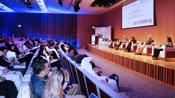 المتحدثون المشاركون في الجلسة العامة الأولى يناقشون تأثير الحروب والصراعات على الأسر