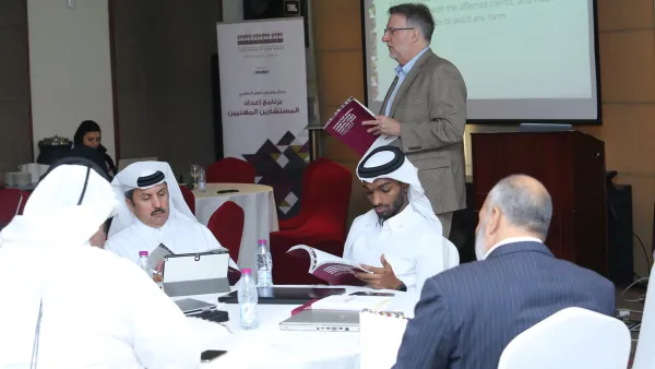 المشاركون في تمرين تفاعلي ضمن فعاليات برنامج إعداد المستشارين المهنيين