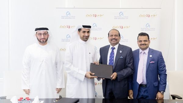 Saud Abu Al Shawareb, Abdulla Belhoul, Yousuf Ali M.A and Salim M.A during the signing agreement.