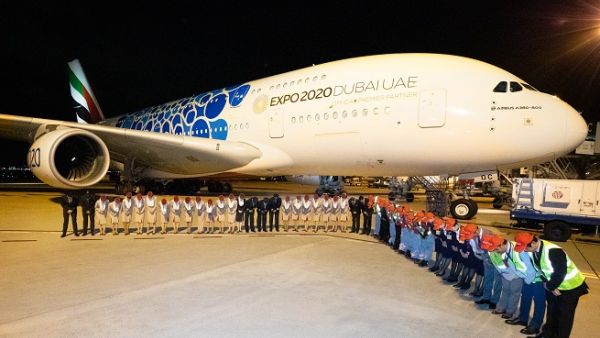 في استقبال طائرة الإمارات A380 على أرض مطار أوساكا.