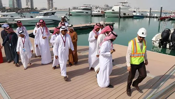 مشاركون في المخيم المهني الشتوي خلال زيارتهم الميدانية لمدينة لوسيل