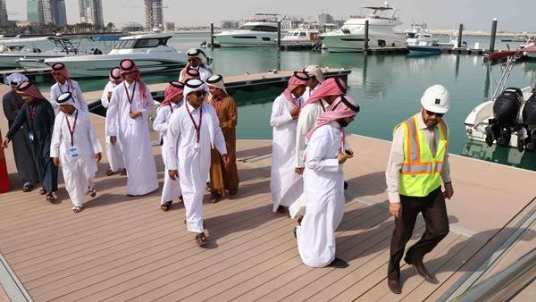 مشاركون في المخيم المهني الشتوي خلال زيارتهم الميدانية لمدينة لوسيل