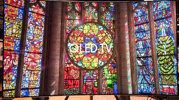 يمتاز تلفاز QLED بتصميمه المذهل والواضح، حيث يضم حافة أقل حجما تقريباً وهيكل معدني نحيل وخلفية نقية واضحة.