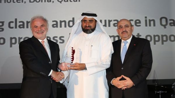 المهندس جاسم تلفت، المدير التنفيذي للمجموعة في الإدارة العامة للمشاريع الرئيسية والإدارة العامة للمرافق في مؤسسة قطر (وسط) يتسلم الجائزة من قبل السيد إدموند اوسوليفان، رئيس مجلس إدارة ميد (يسار) بحضور السيد جبرا رجا غندور، المدير التنفيذي لبنك قطر الدولي المهندس جاسم تلفت، المدير التنفيذي للمجموعة في الإدارة العامة للمشاريع الرئيسية والإدارة العامة للمرافق في مؤسسة قطر (وسط) يتسلم الجائزة من قبل السيد إدموند اوسوليفان، رئيس مجلس إدارة ميد (يسار) بحضور السيد جبرا رجا غندور، المدير التنفيذي لبنك قطر الدولي