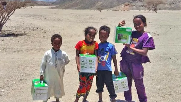 يمكن أن يستفيد من 3 إلى 5 أفراد في المتوسط، من كشاف الطاقة الشمسية، طبقا للمساحة التي يتواجدون بها