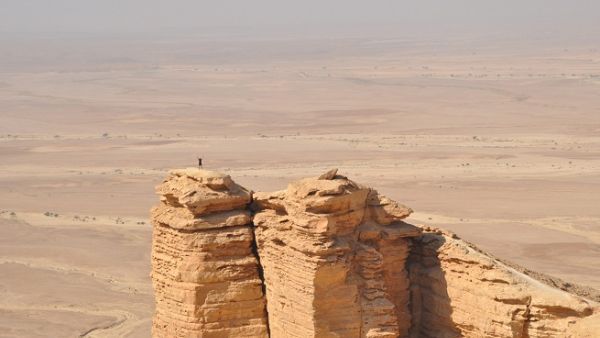 جبل طويق المنحدر الذي يبلغ طوله 700 كيلو متر من جبال فهرين.