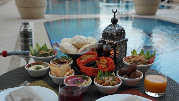 يزخر شهر رمضان بأطباقه الرمضانية المميزة يزخر شهر رمضان بأطباقه الرمضانية المميزة