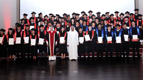 	سمو الشيخ أحمد بن سعيد آل مكتوم يتوسط الدفعة الثانية من خريجي جامعة الإمارات للطيران