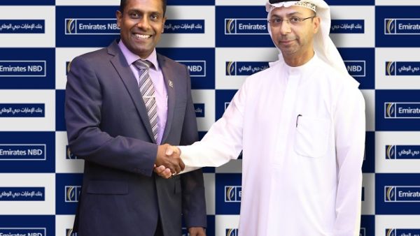 سيف سلطان عبدلله السلامي رئيس مجلس إدارة أموال للوساطة المالية، وديبتا بريماسينقا، رئيس خدمات قسم التقاص العام في بنك الإمارات دبي الوطني.
