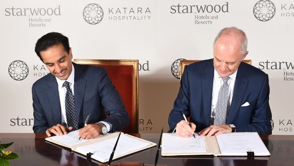 Scheikh Nawaf bin Jassim bin Jabor Al-Thani and Michael Wale during the signing