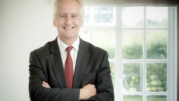 ستيف ألين في منصب نائب رئيس أول دناتا للسفريات لمنطقة الشرق الأوسط وإيران.