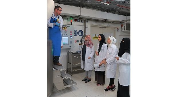 طلاب من جامعة قطر تعرفوا على البنوك الحيوية وتقنيات المختبرات الأخرى خلال برنامج الخبرات الصيفية الذي يقدمه قطر بيوبنك. طلاب من جامعة قطر تعرفوا على البنوك الحيوية وتقنيات المختبرات الأخرى خلال برنامج الخبرات الصيفية الذي يقدمه قطر بيوبنك.