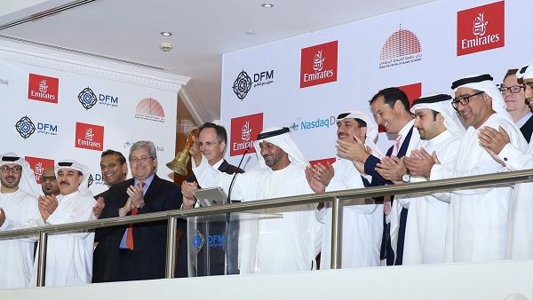 	سمو الشيخ أحمد بن سعيد آل مكتوم، الرئيس الأعلى الرئيس التنفيذي لطيران الإمارات والمجموعة، يقرع جرس بدء التداول احتفالًا بإدراج صكوك طيران الإمارات بقيمة 913 مليون دولار في ناسداك دبي