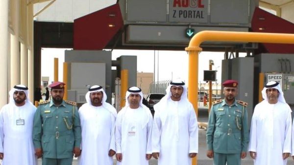مدير عام جمارك أبوظبي أمام الجهاز الجديد يرافقه عدد من الشركاء الاستراتيجيين مدير عام جمارك أبوظبي أمام الجهاز الجديد يرافقه عدد من الشركاء الاستراتيجيين