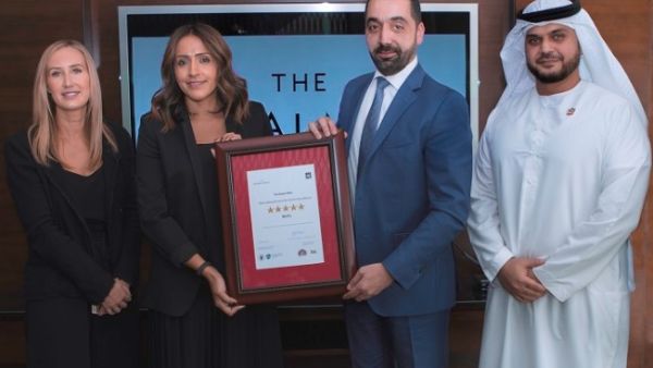 خلال تسلم الجائزة خلال تسلم الجائزة