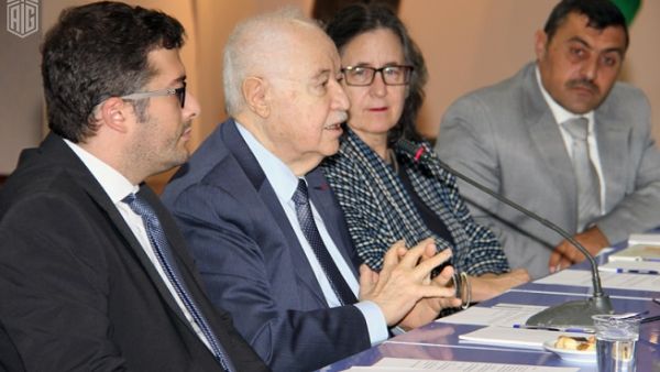رعى سعادة الدكتور طلال أبوغزاله الحفل بحضور رئيس مكتب الثقافة في السفارة الإيطالية في الأردن، الأستاذ فيدريكو فيديتش ومدير المركز الأمريكي للأبحاث الشرقية، الأستاذ باربرا بورتر والأستاذ علي الخياط، مساعد المدير العام لقسم الآثار. رعى سعادة الدكتور طلال أبوغزاله الحفل بحضور رئيس مكتب الثقافة في السفارة الإيطالية في الأردن، الأستاذ فيدريكو فيديتش ومدير المركز الأمريكي للأبحاث الشرقية، الأستاذ باربرا بورتر والأستاذ علي الخياط، مساعد المدير العام لقسم الآثار.