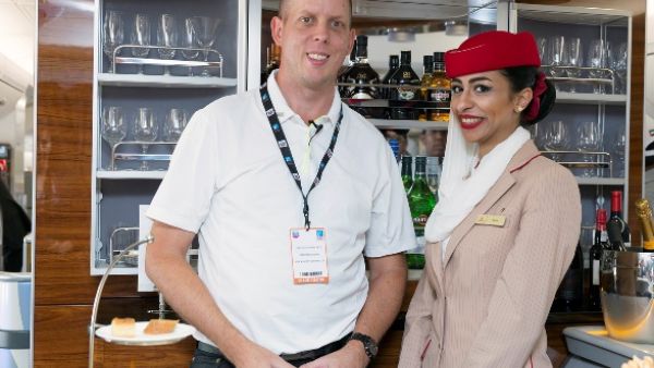 إيف مع إحدى مضيفات طيران الإمارات داخل طائرة الإيرباص A380 في معرض دبي للطيران نوفمبر 2015 إيف مع إحدى مضيفات طيران الإمارات داخل طائرة الإيرباص A380 في معرض دبي للطيران نوفمبر 2015
