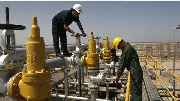 Workers at an onshore Iranian oil facility. (PressTV)