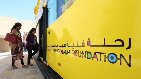 المشاركون في الطاولة المستديرة يصعدون إلى "باص الدوحة" لإجراء جولة في أرجاء المدينة التعليمية