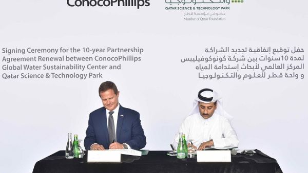 السيد يوسف عبدالرحمن صالح، المدير التنفيذي لواحة قطر للعلوم والتكنولوجيا، والسيد تود كريجر، رئيس وحدة أعمال كونوكو فيليبس في قطر، أثناء مراسم توقيع اتفاقية تجديد الشراكة. السيد يوسف عبدالرحمن صالح، المدير التنفيذي لواحة قطر للعلوم والتكنولوجيا، والسيد تود كريجر، رئيس وحدة أعمال كونوكو فيليبس في قطر، أثناء مراسم توقيع اتفاقية تجديد الشراكة.