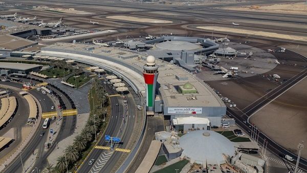 أطلقت مطارات أبوظبي منصة جديدة لاستخراج تأشيرات الزيارة لمسافري الترانزيت داخل مطار أبوظبي الدولي عند وصولهم إلى أرض الدولة.