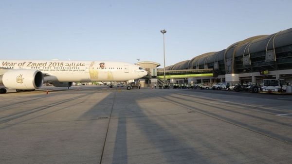 طيران الإمارات أول ناقلة دولية تستخدم مطار مسقط الجديد. طيران الإمارات أول ناقلة دولية تستخدم مطار مسقط الجديد.