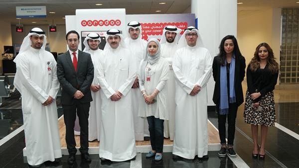 وفد إداريي Ooredoo في ركن الشركة في المعرض وفد إداريي Ooredoo في ركن الشركة في المعرض