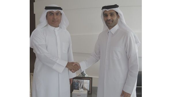 المدير العام والرئيس التنفيذي للشركة الشيخ محمد بن عبدالله آل ثاني مع المهندس عادل العوضي، المدير العام والرئيس التنفيذي لشركة أولى للوقود.