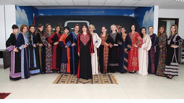طاقم الضيافة على طائرات الناقل الوطني بالأثواب التراثية الأردنية