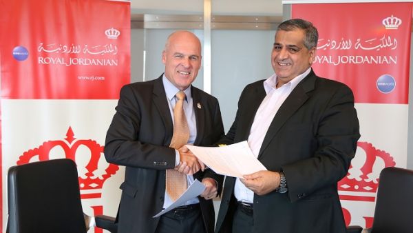 جانب من توقيع الإتفاقية جانب من توقيع الإتفاقية