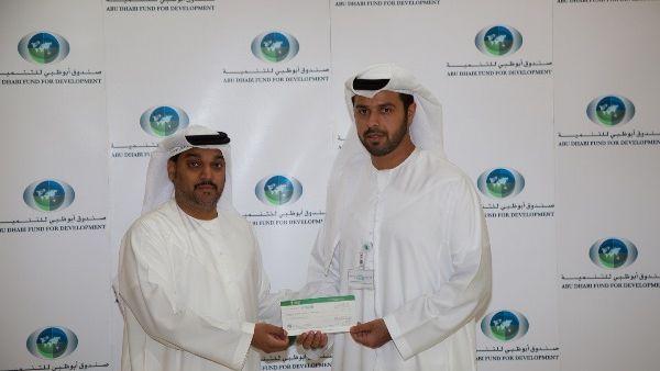 Held at ADFD’s headquarters, the cheque handing over ceremony was attended by Khalifa Al Qubaisi, Deputy Director General of ADFD, and Nabil Al Dhaheri, Director General of Dar Zayed for Family Care.