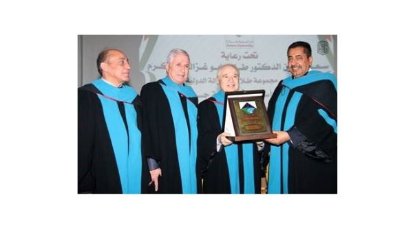 أعرب الدكتور أبوغزاله عن سعادته وفخره بتخريج كوكبة من طلبة الجامعة متمنيا لهم النجاح والتوفيق. أعرب الدكتور أبوغزاله عن سعادته وفخره بتخريج كوكبة من طلبة الجامعة متمنيا لهم النجاح والتوفيق.