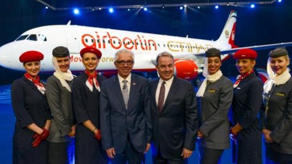 الرئيس التنفيذي لشركة طيران برلين ولفجانج بروك-شاور مع رئيس المجموعة والرئيس التنفيذي للاتحاد للطيران جيمس هوجن أثناء الاحتفال بتدشين الطائرة التي تحمل الألوان والشعارات الجديدة للشراكة بين الاتحاد للطيران وطيران برلين الرئيس التنفيذي لشركة طيران برلين ولفجانج بروك-شاور مع رئيس المجموعة والرئيس التنفيذي للاتحاد للطيران جيمس هوجن أثناء الاحتفال بتدشين الطائرة التي تحمل الألوان والشعارات الجديدة للشراكة بين الاتحاد للطيران وطيران برلين